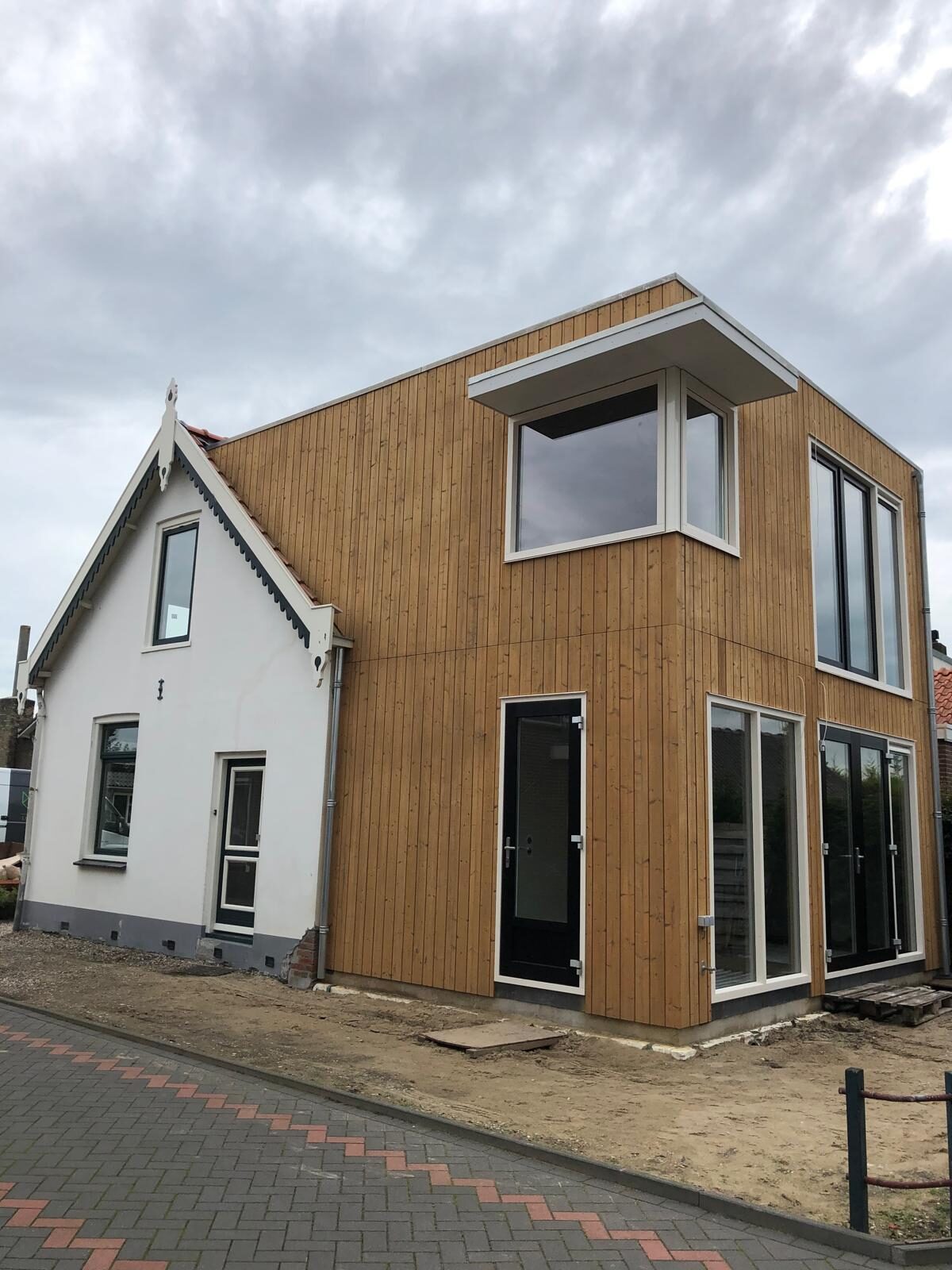 Uitbreiding met houten gevel aan een woning in Langeraar door LBH Bouw