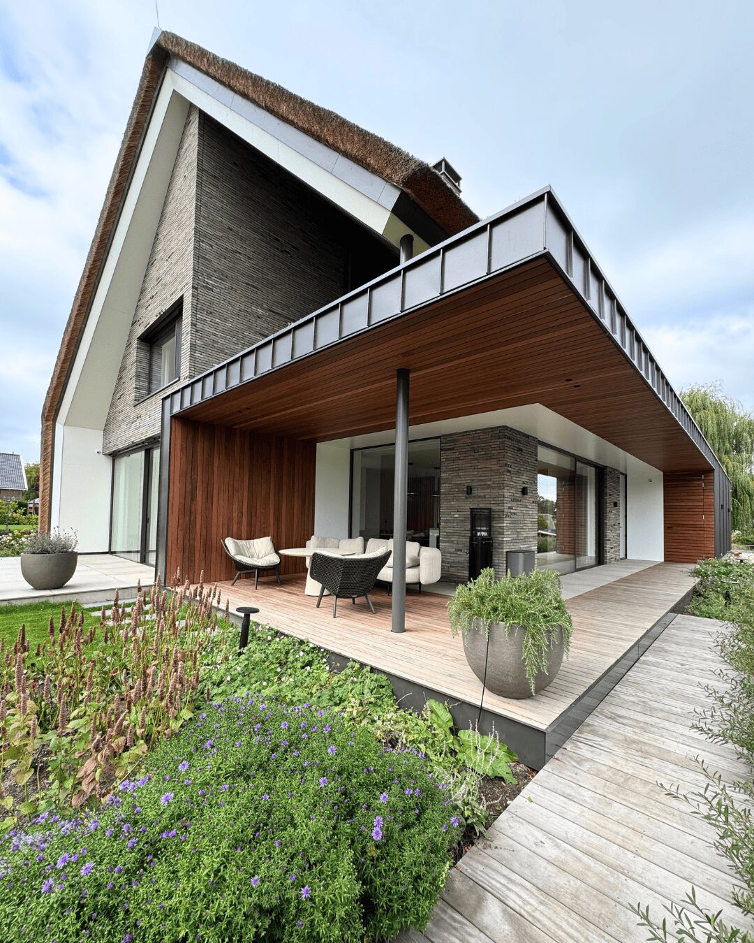 Villa aan het water, gebouwd door LBH Bouw: overkapping aan de tuinzijde