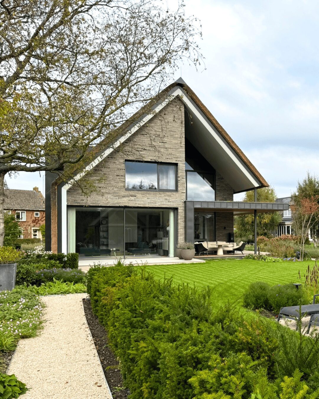Villa aan het water, gebouwd door LBH Bouw: gevel met grote glaspartij