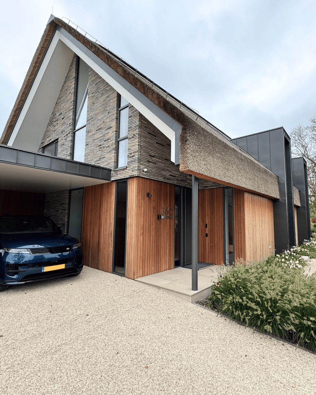 Villa aan het water, gebouwd door LBH Bouw: carport en entree