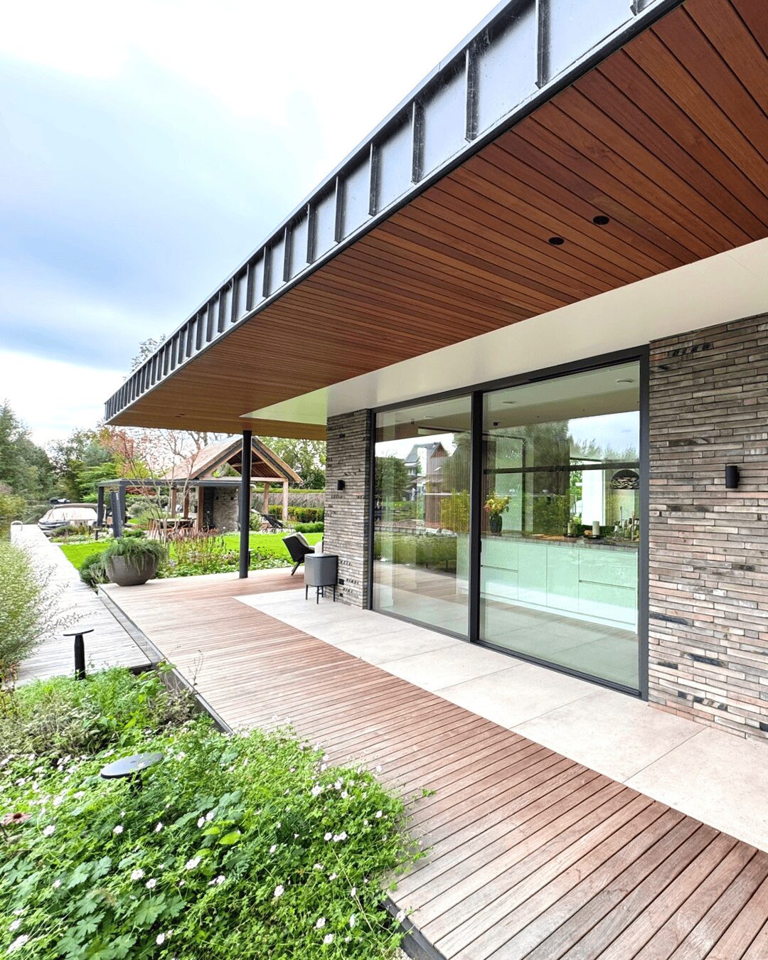 Villa aan het water, gebouwd door LBH Bouw: overdekt terras met houten vloer