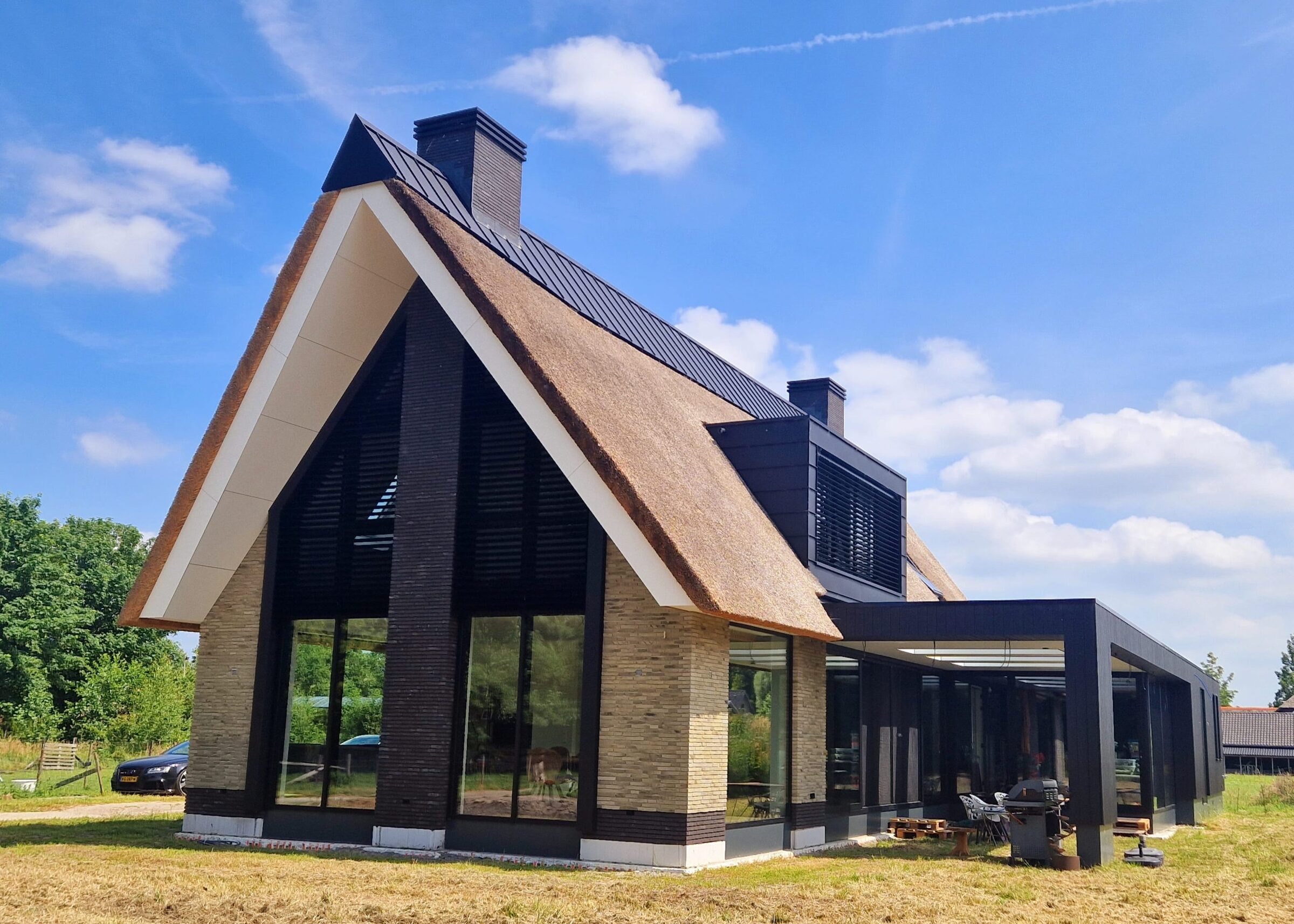 Villa met rieten dak, gebouwd door LBH Bouw: zijaanzicht