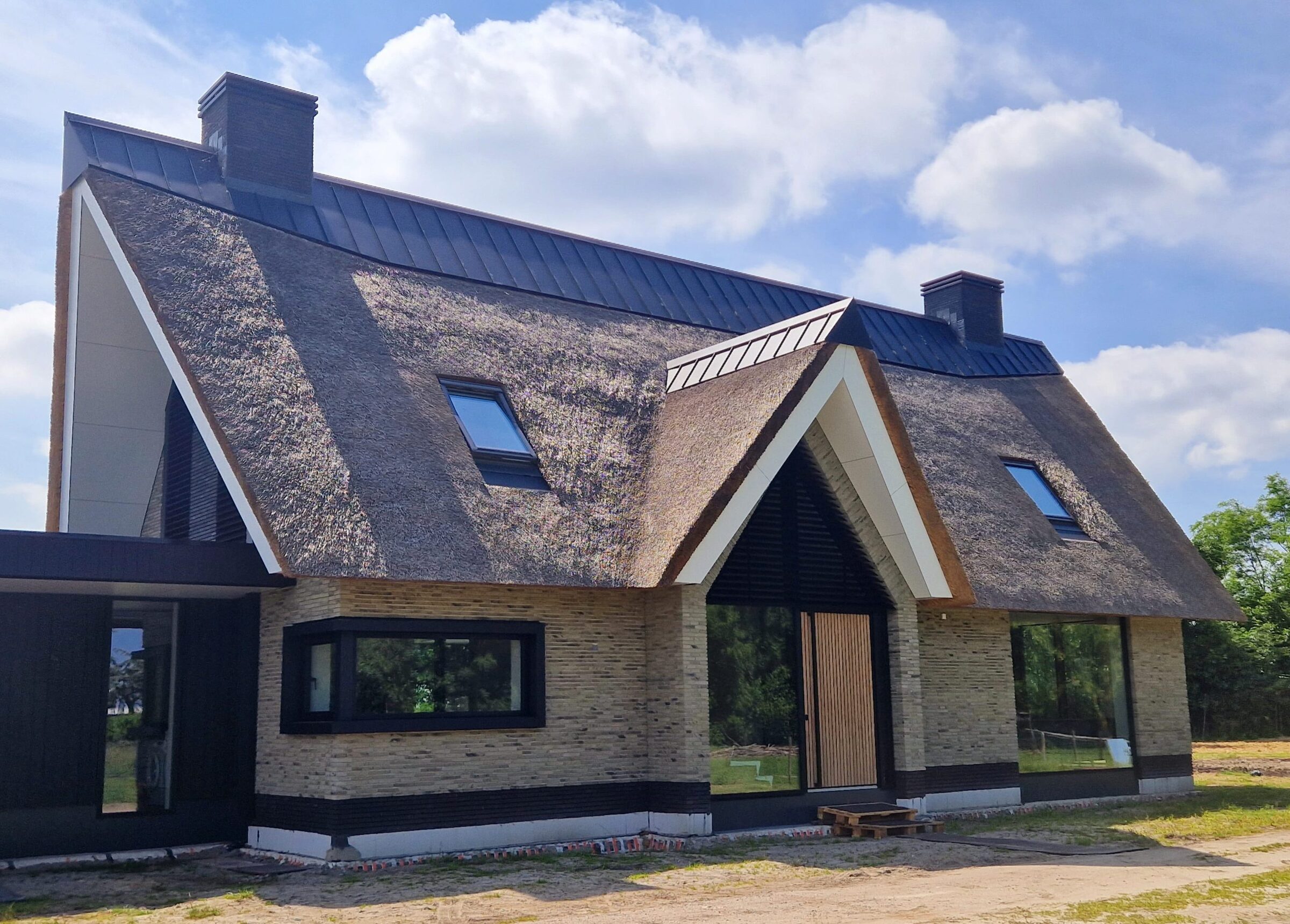 Villa met rieten dak, gebouwd door LBH Bouw: voorgevel met dakkapellen