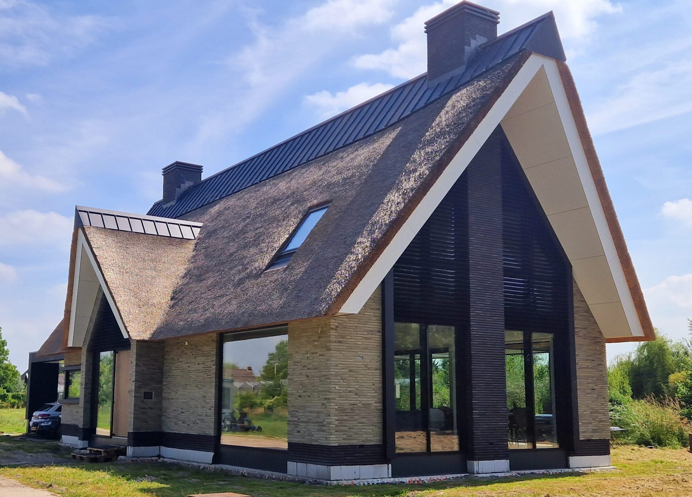 Villa met rieten dak, gebouwd door LBH Bouw: tuinzijde