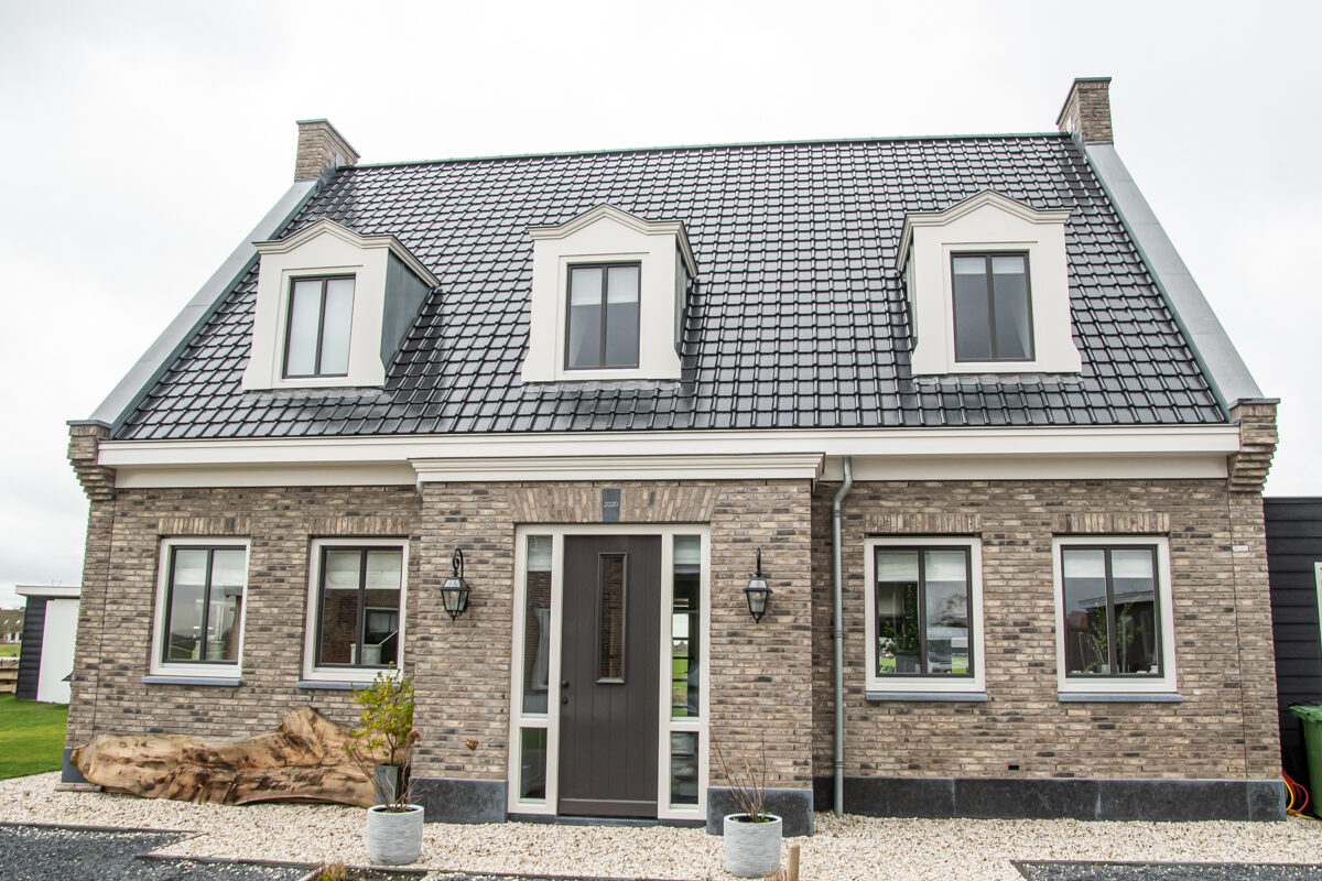 Vrijstaande woning met dakkapellen, gebouwd door LBH Bouw: voorgevel