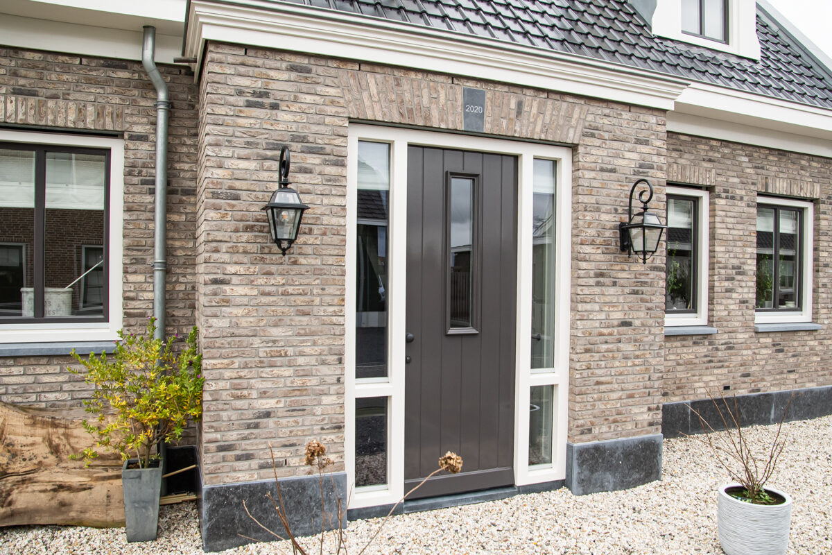 Vrijstaande woning met dakkapellen, gebouwd door LBH Bouw: voordeur met buitenlampen