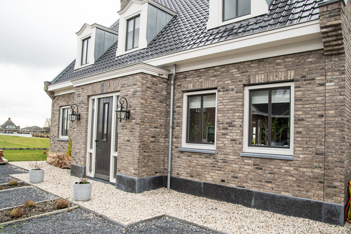 Vrijstaande woning met dakkapellen, gebouwd door LBH Bouw: voorzijde met tuin