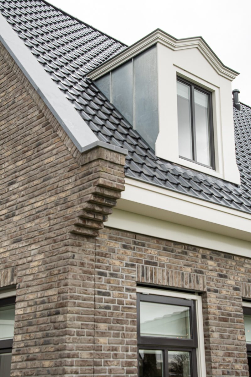 Vrijstaande woning met dakkapellen, gebouwd door LBH Bouw: dakkapel boven de zijgevel