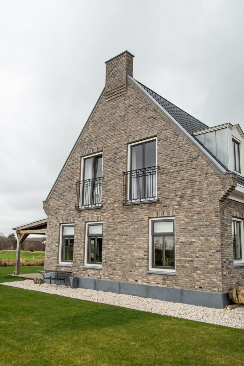 Vrijstaande woning met dakkapellen, gebouwd door LBH Bouw: zijgevel