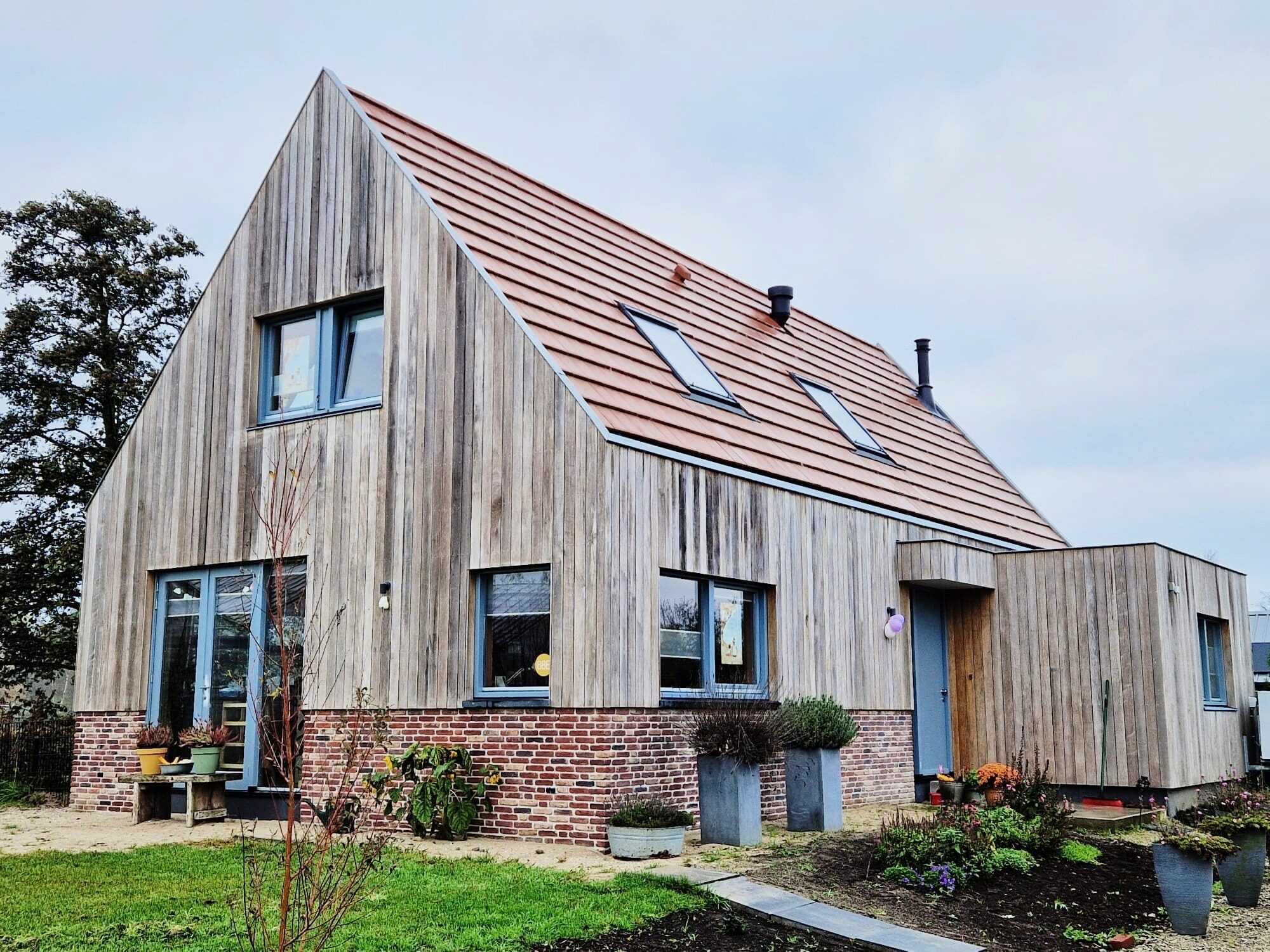 Vrijstaande woning aan het water met houten gevel, gebouwd door LBH Bouw: voorgevel