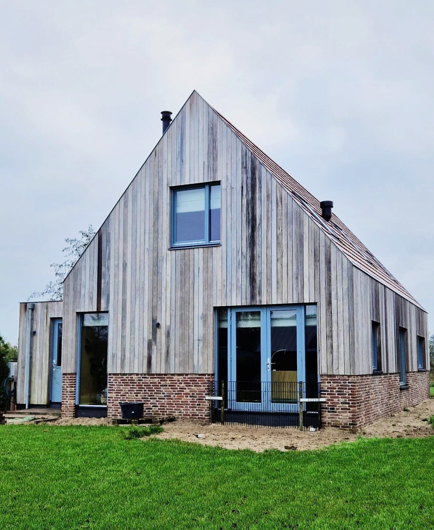Vrijstaande woning aan het water met houten gevel, gebouwd door LBH Bouw: zijgevel