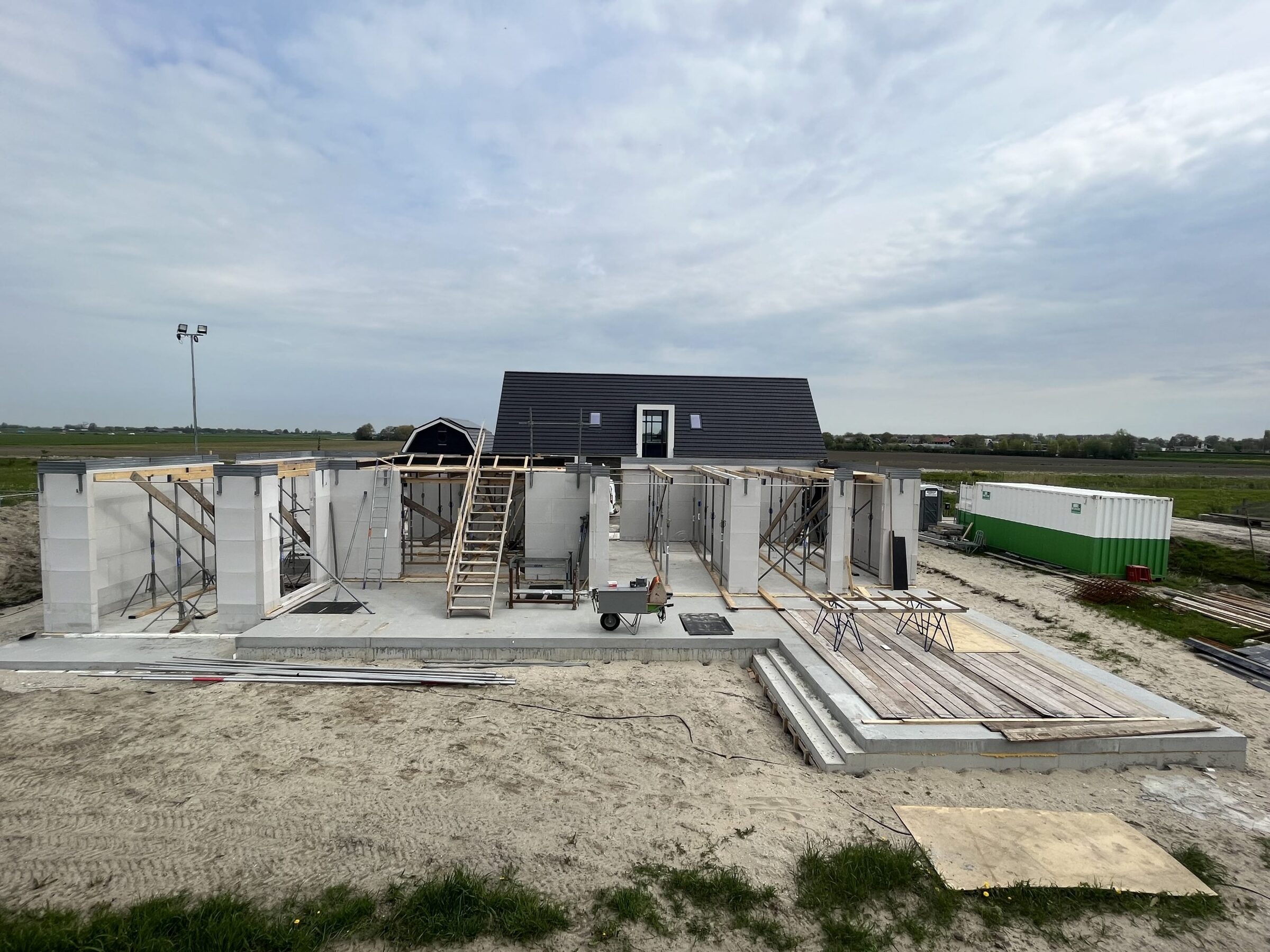 Vrijstaande woning in Langeraar, gebouwd door LBH Bouw: begane grond in aanbouw