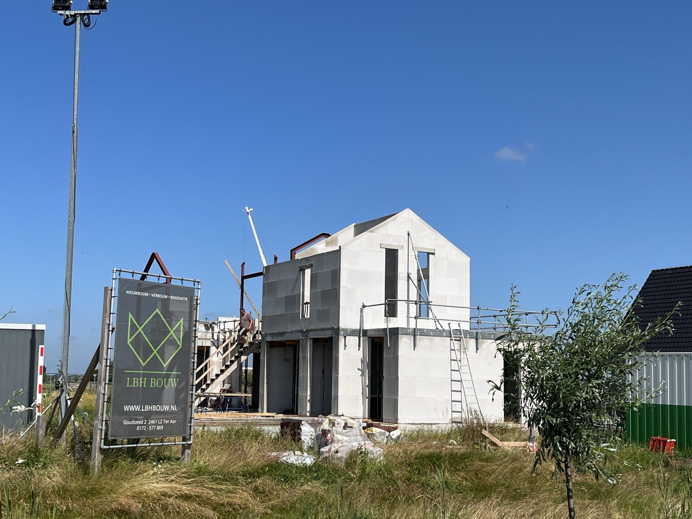 Vrijstaande woning in Langeraar, gebouwd door LBH Bouw: ruwbouw met bouwbord