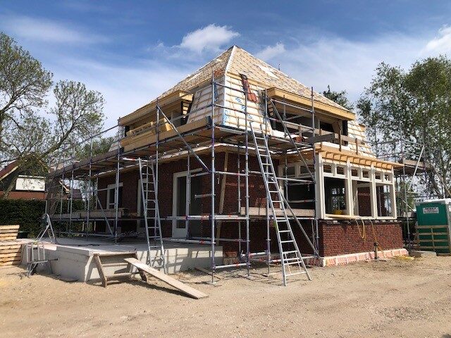 Vrijstaande woning in Ter Aar, gebouwd door LBH Bouw: kapconstructie in aanbouw