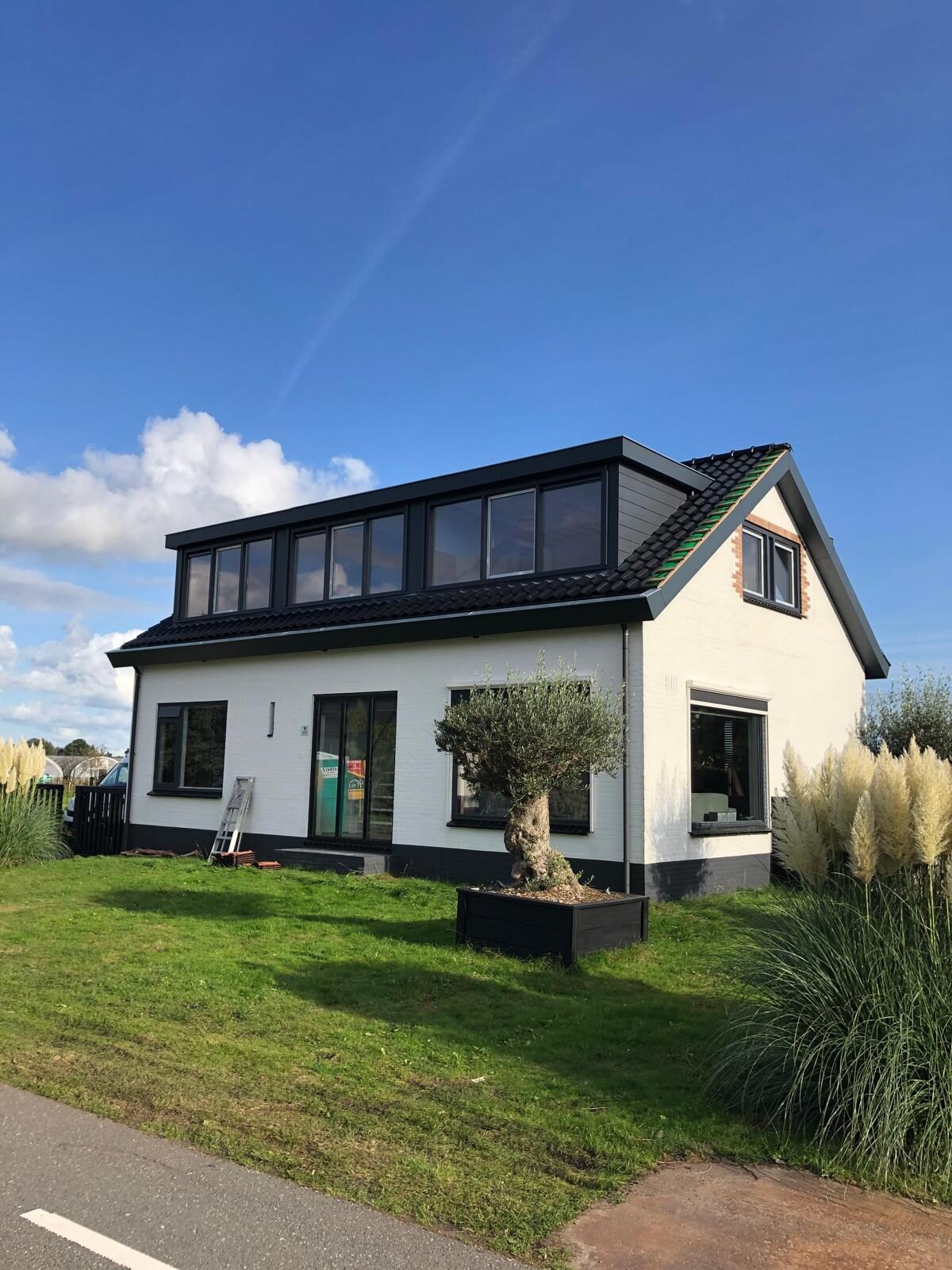 Woning met een brede dakkapel, door LBH Bouw